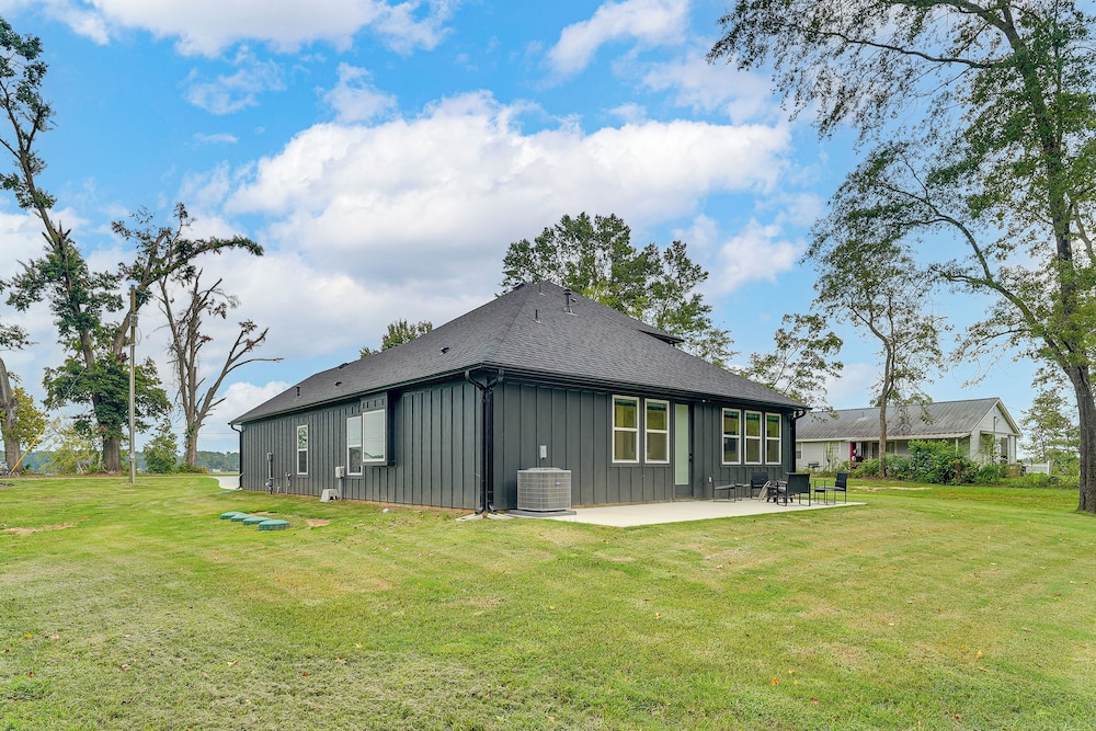 Lake-view Retreat w/ Games & Yard in Daingerfield