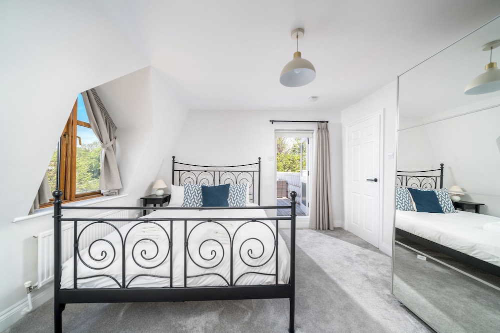 Chic 2BR Battersea Flat - Terrace & Pet-Friendly