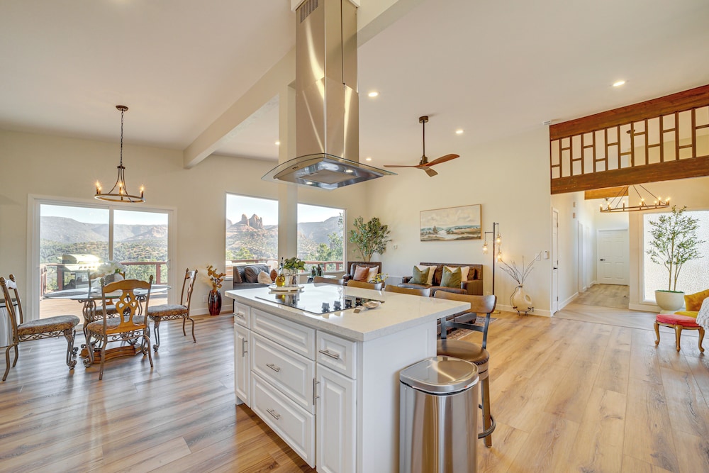 < 1 Mi to Shops: Uptown Sedona Home w/ Hot Tub!