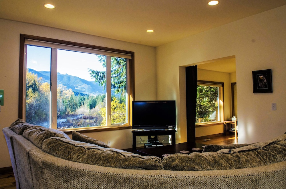 Mt Baker Rim Cabin 70 A pet Friendly Vacation Home With a hot tub and Wifi