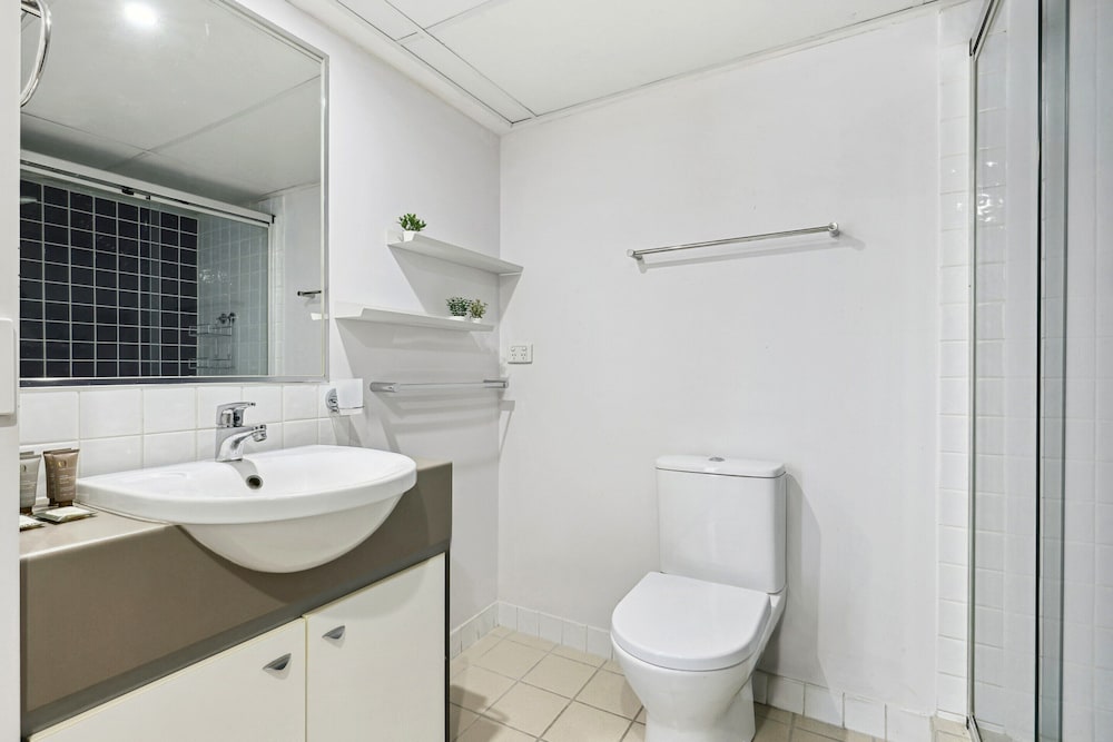2-bed City Abode With Swimming Pool, Gym & Views