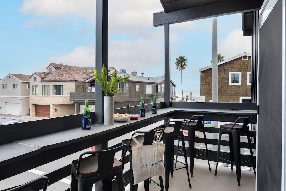 Shelly by Avantstay Steps to the Beach Deck w Ocean Views 5bdr