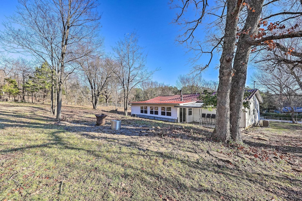 Fayetteville Vacation Rental - 2 Mi to Dtwn! view 3