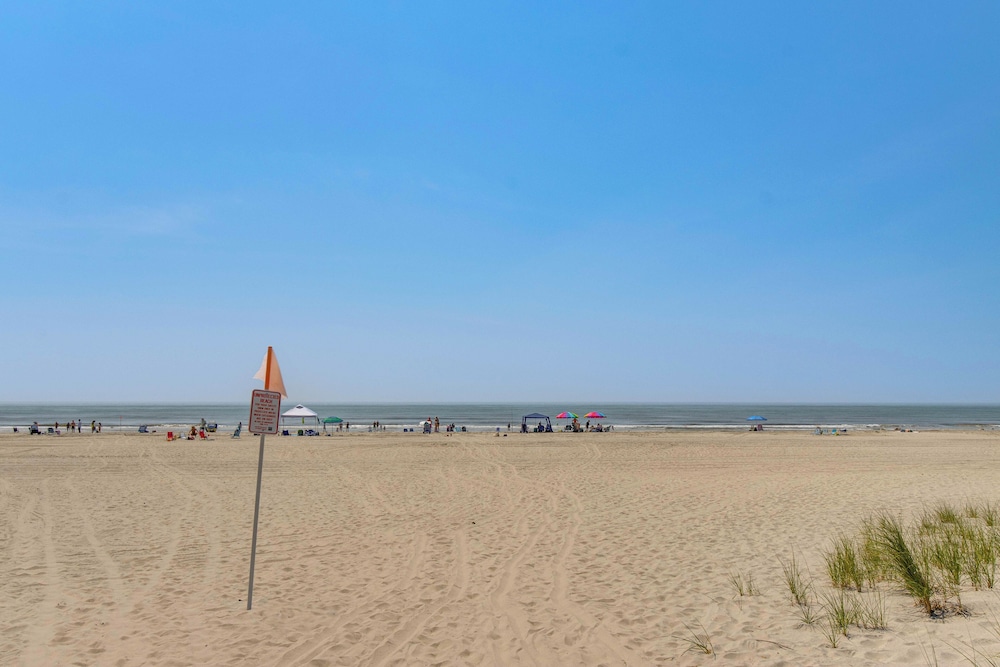 2 Blocks to Beach Access: Ocean City Adventure!