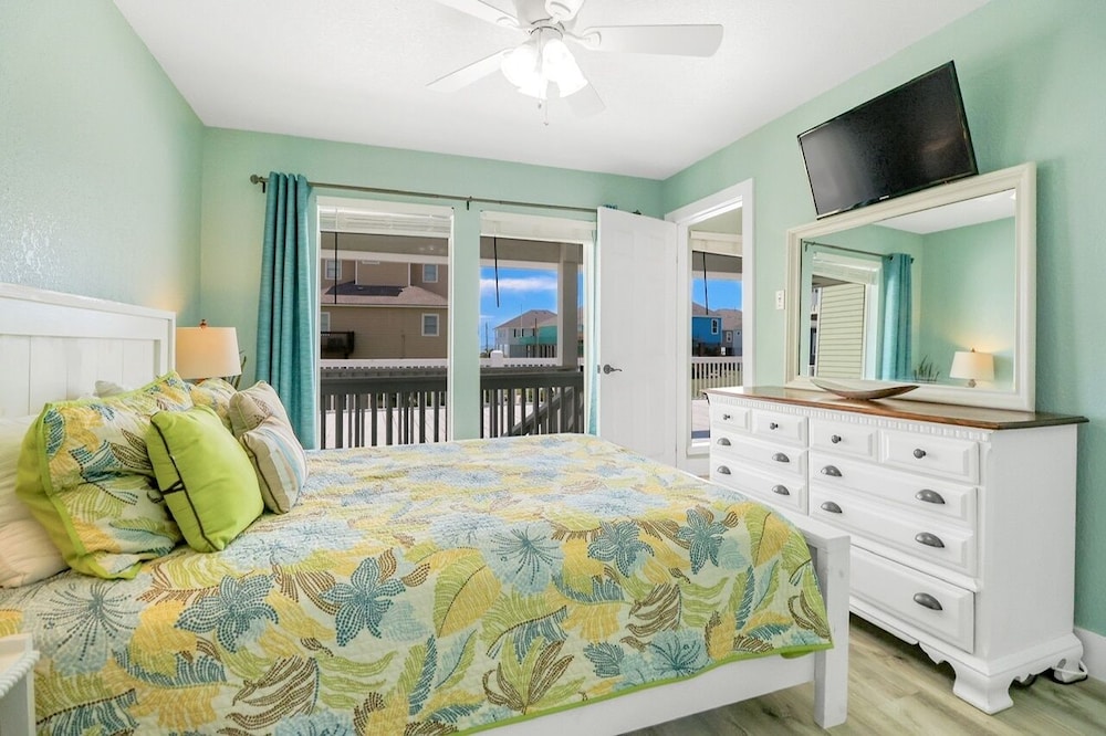 Always Sunny 3 Bedroom Home by RedAwning