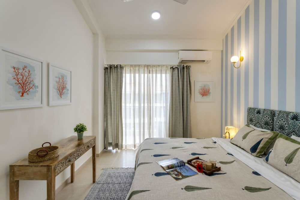 Luxe 1bhk w Pool Sauna 1km to the Beach