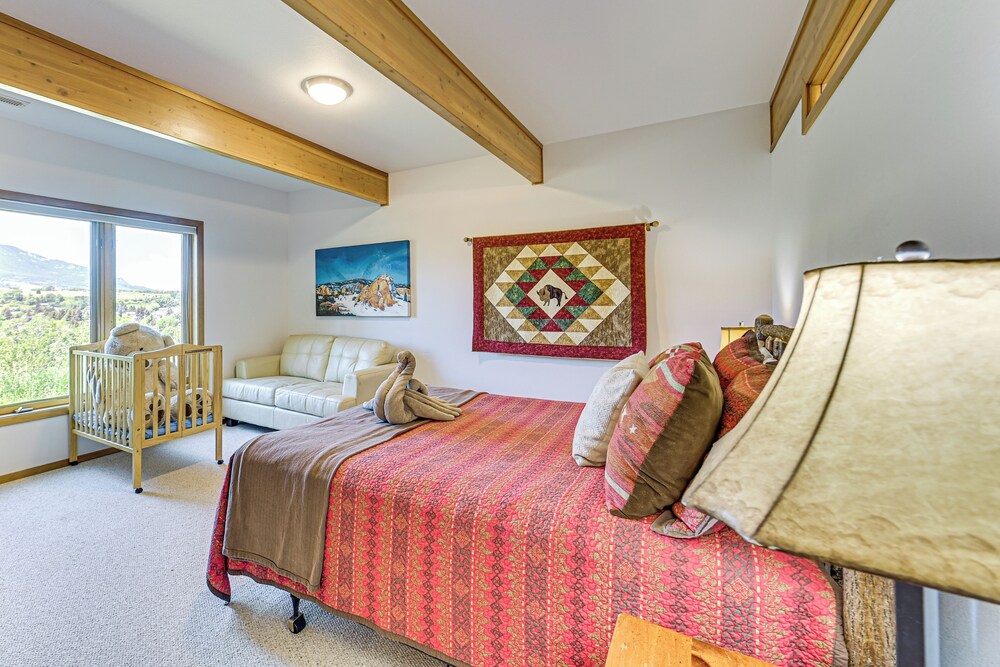1 Mi to Dtwn Red Lodge: Mtn-view Cabin Getaway