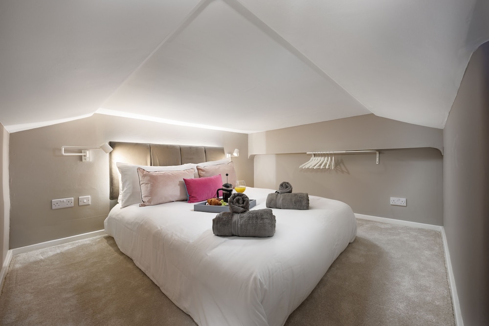 Stunning Arty Apartment & mezzanine view 2