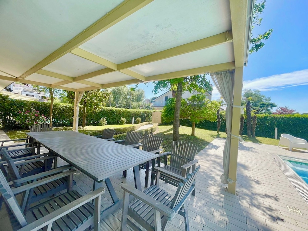 Delightful Villa With Garden and Pool in Albarella