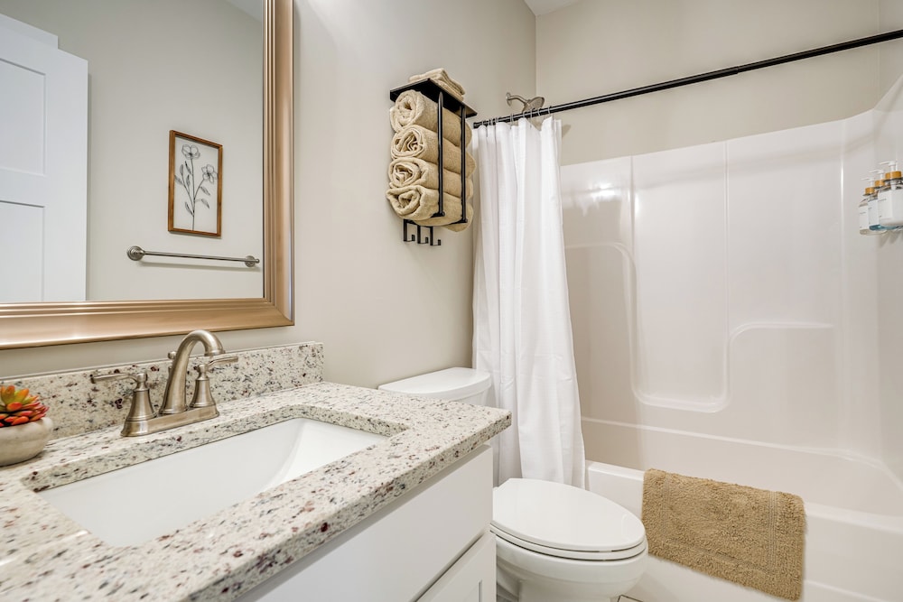 Near Parks & Lakes: Family-friendly Cleveland Home