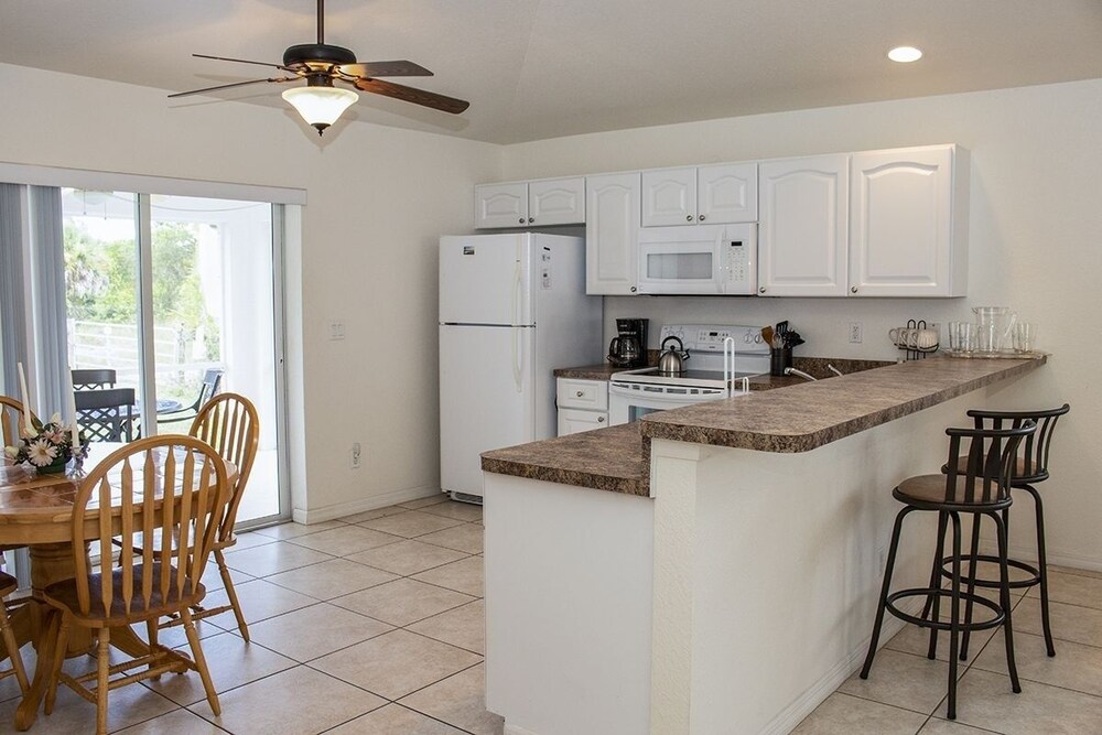 Rotonda West 2 Bedroom Condo w Lanai 9 miles to Gulf Beaches 2 Condo