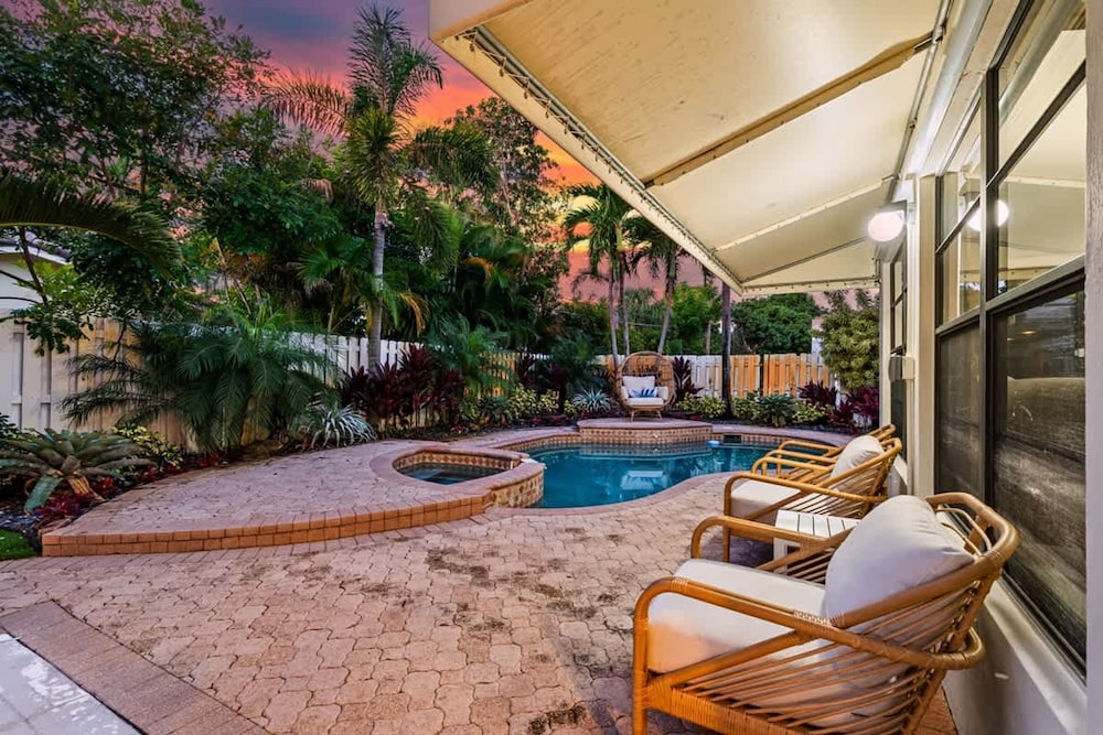 Tropical Getaway Heated Pool Patio Retreat