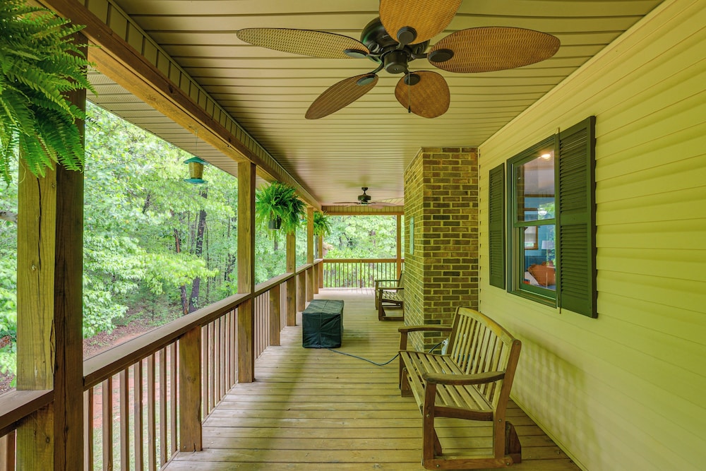 5 Mi to Lake Robinson: Bbq-ready Home w/ Pool