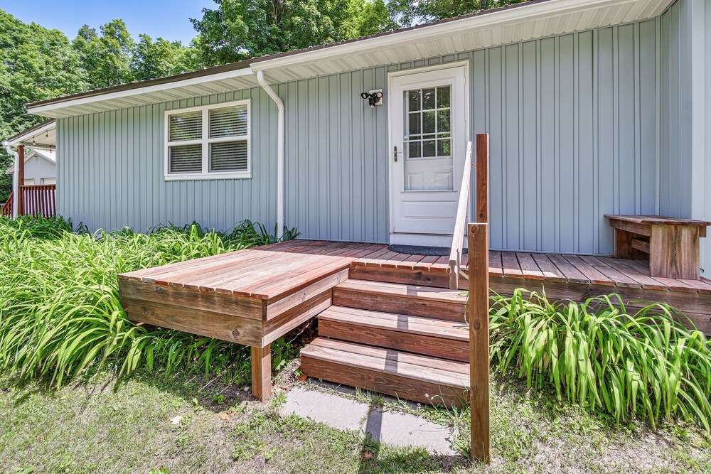 Woodsy 20-acre Retreat w/ Hot Tub in Mancelona