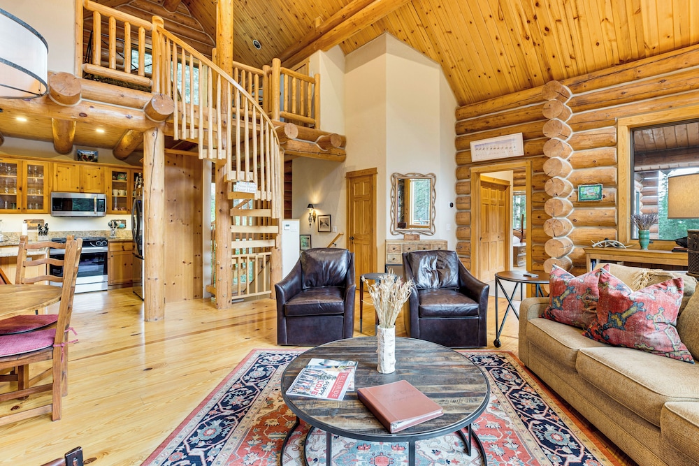 Stunning Views! Ski-in/out Mountain Village Cabin