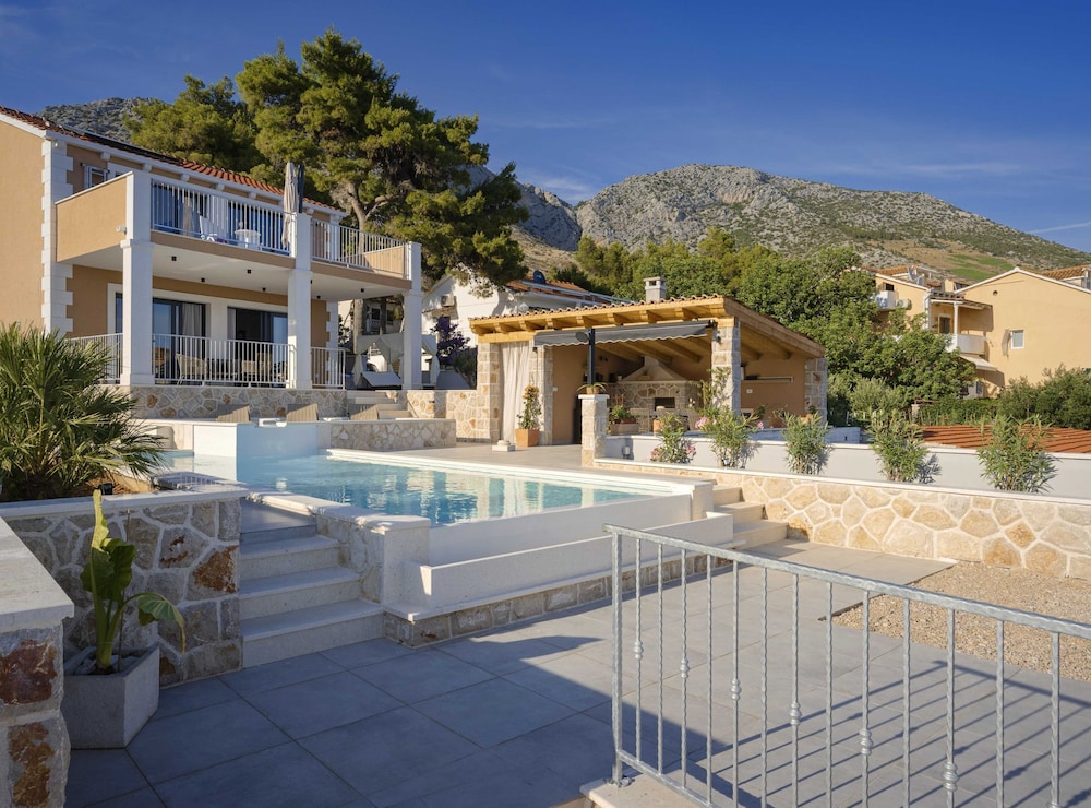 Sunlit Shores Beach Villa With Pool, Gym and Sauna