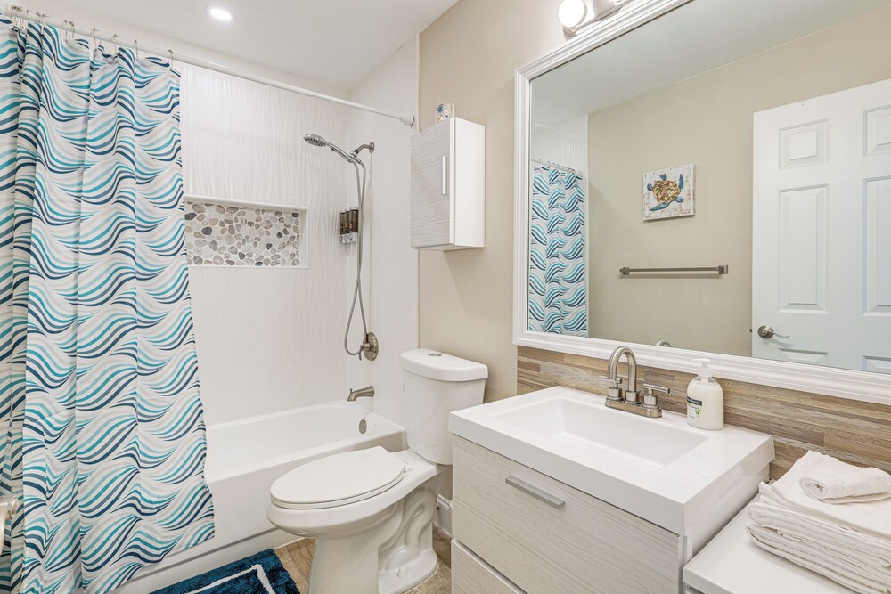 8 Mi to Stuart Beach: Home w/ Pool Access!