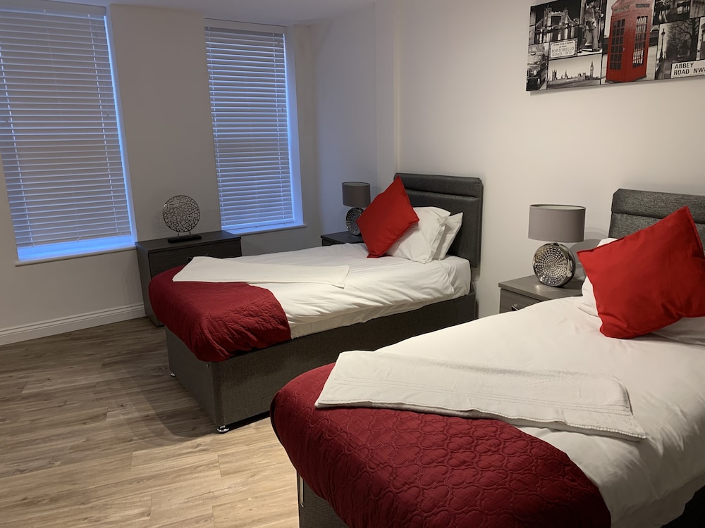 Impeccable 2-bed Apartment in Birmingham view 4