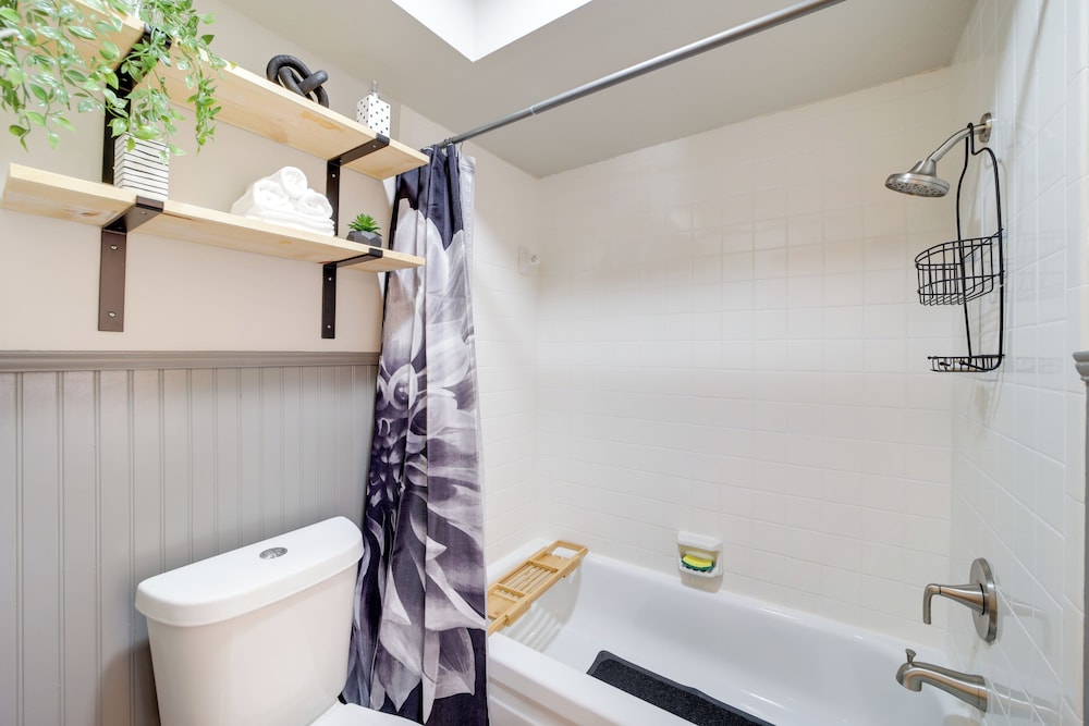 10 Mi to Dtwn Tulsa: Condo w/ Pool Access!