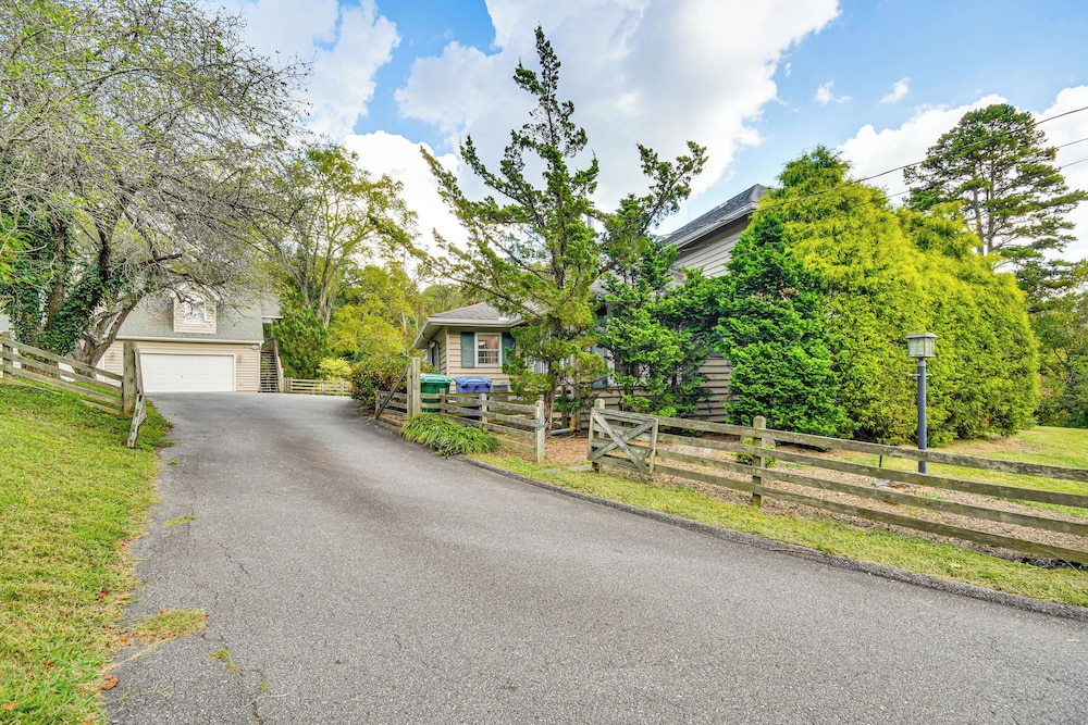Mtn Views, Deck, Porches & Patio: Asheville Escape