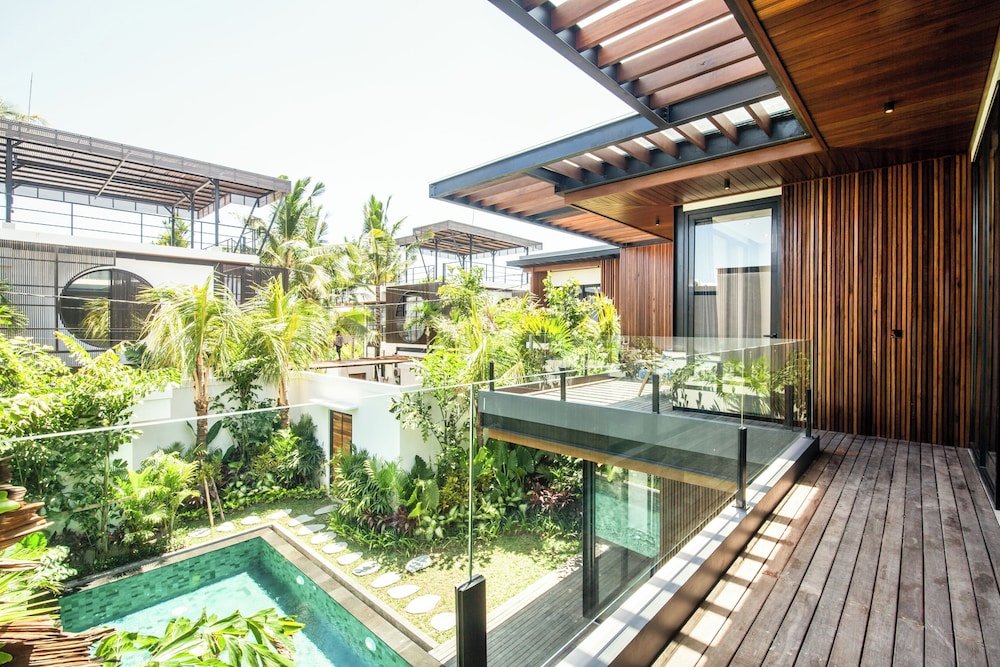 Seaside Escape: 4BR Villa, 190m to Canggu Beach