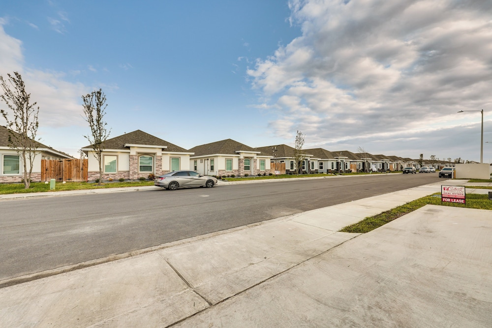 4 Mi to Dtwn: Modern Apartment in Edinburg!