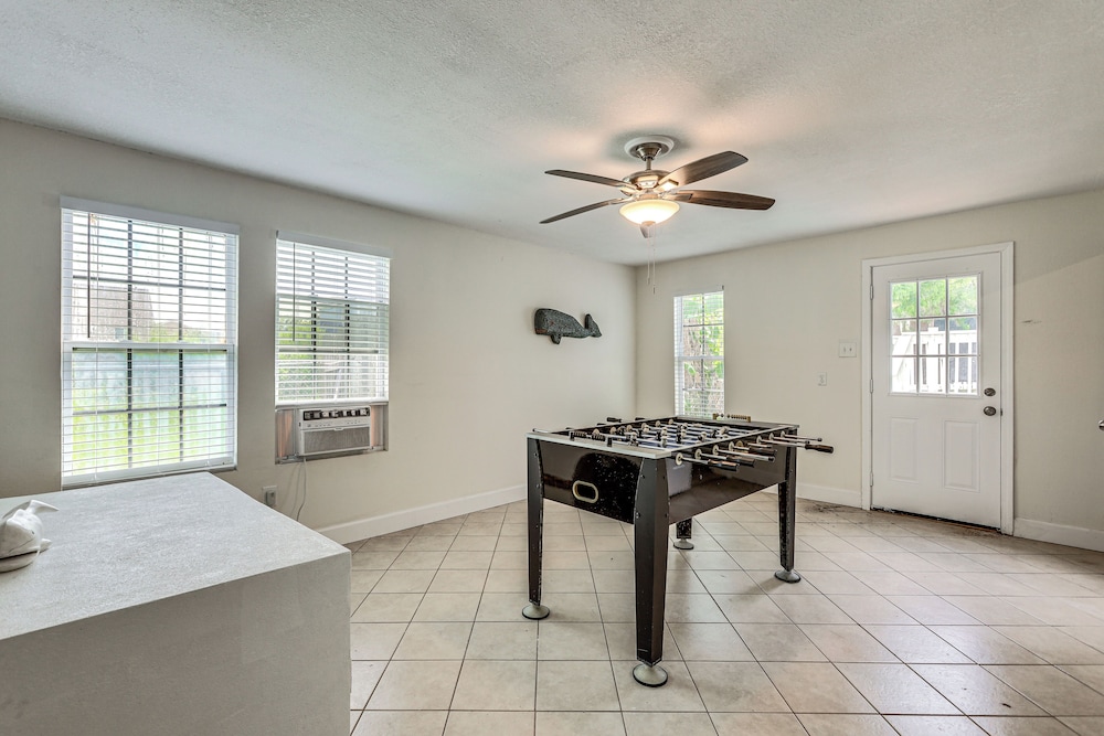 1 Mi to Moody Gardens & Beaches: Galveston Home