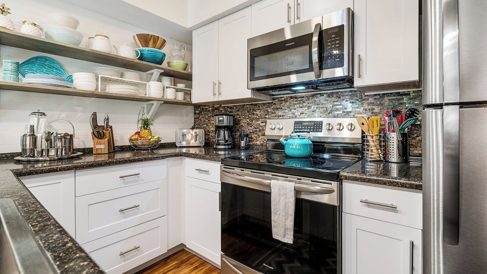 Complete Renovation - 20 Steps to Ocean -washer/dryer in Unit- Vrkcv