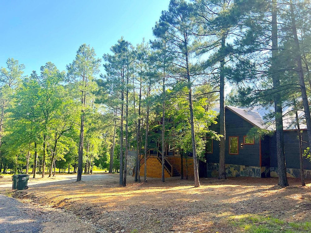 Whispering Winds Luxury Cabin in Hochatown