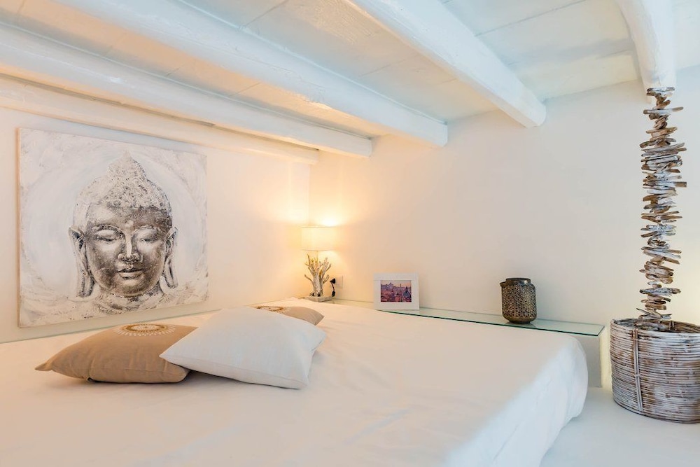 Pantheon Luxury Gold Apartment