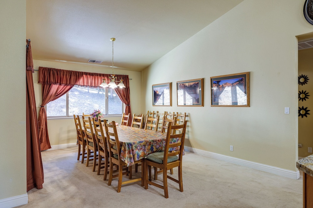 Groveland Vacation Rental Near Pine Mountain Lake!