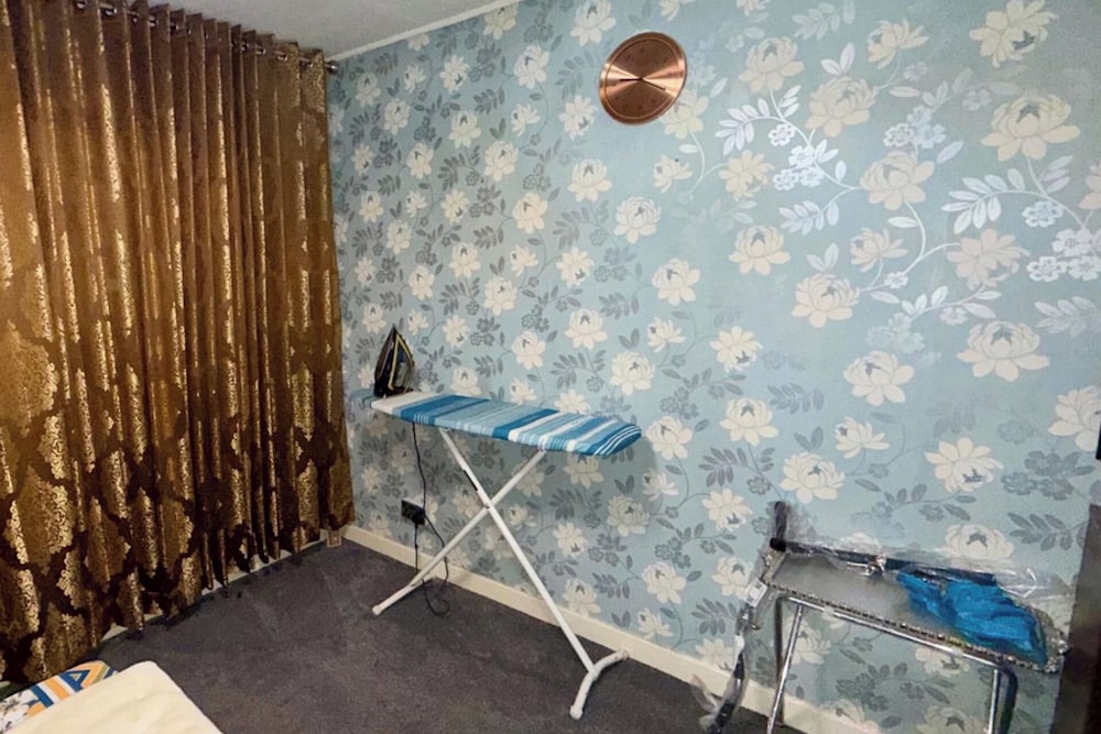 2 Bedroom Apartment - Sleeps 4, Free Parking, Wifi