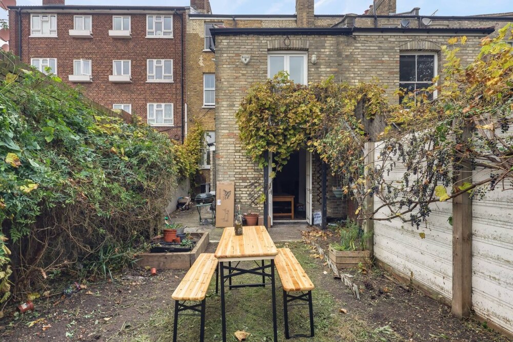 Gorgeous and Vibrant 3 Bedroom Apartment in London