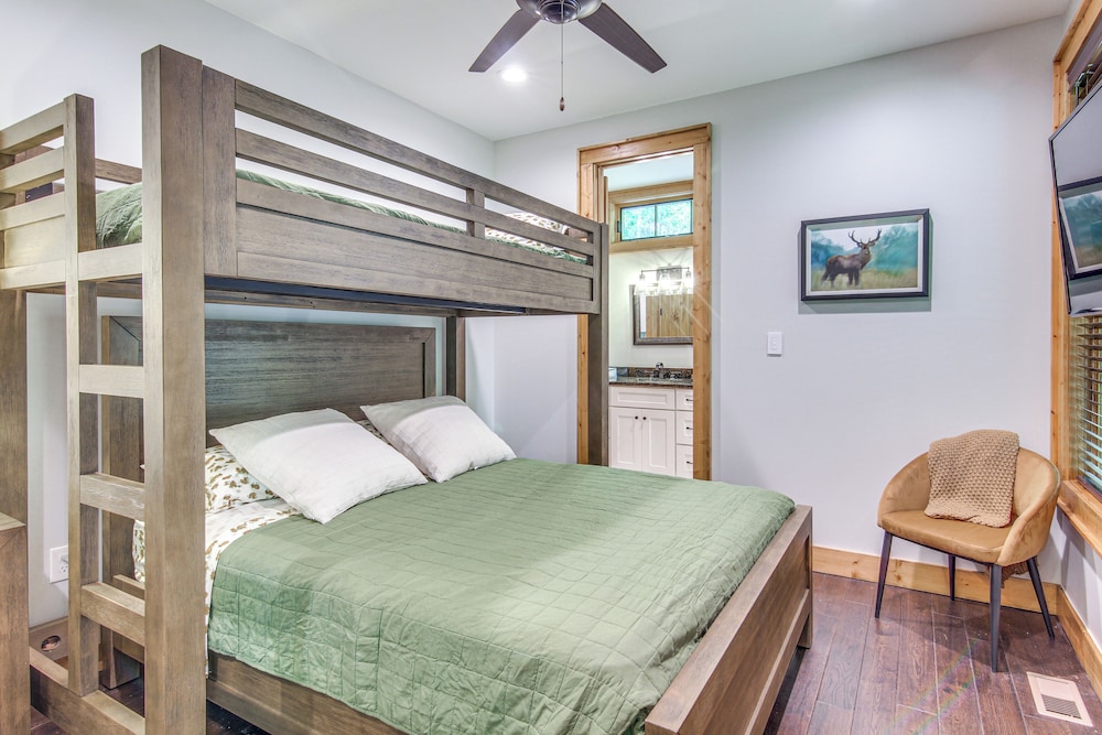 Chinquapin Escape: Resort Perks, By Lake Glenville