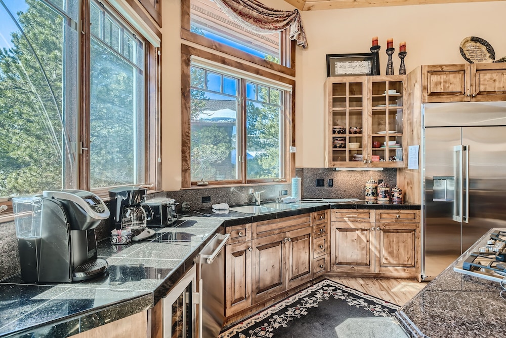 Marksberry Lodge 4 Bedroom Home by RedAwning