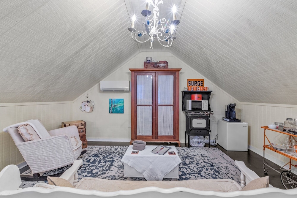 Serendipity 1 Bedroom Cottage by Redawning view 3
