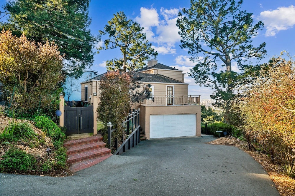 Charming 1933 Ridge-top Home With Stunning Views 4 Bedroom Home
