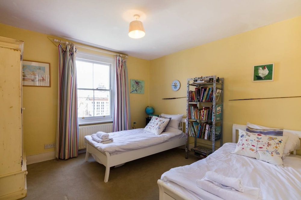 Traditional 5 Bed Family Home Near theTube