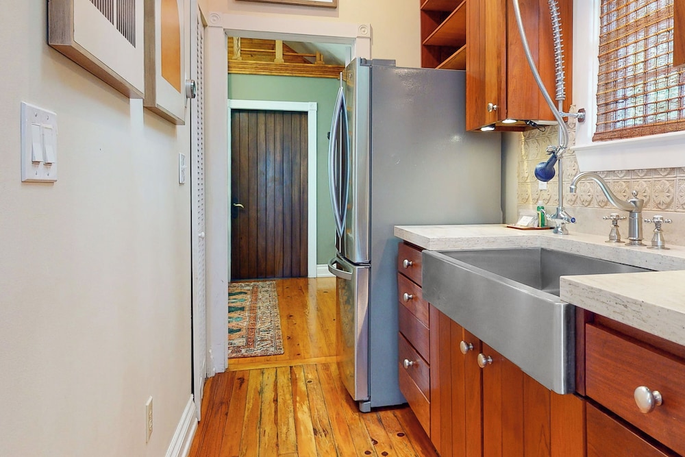 1BR Home - Colorful Cottage w/ AC, W & D, Dogs OK