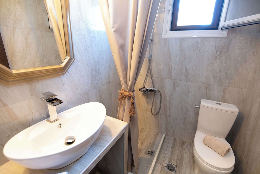 Sunrise Suite Olympiada - Luxury Beachfront Escape