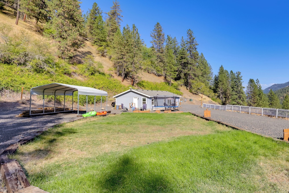 Mtn-view Gem w/ Outdoor Entertainment in Ahsahka!