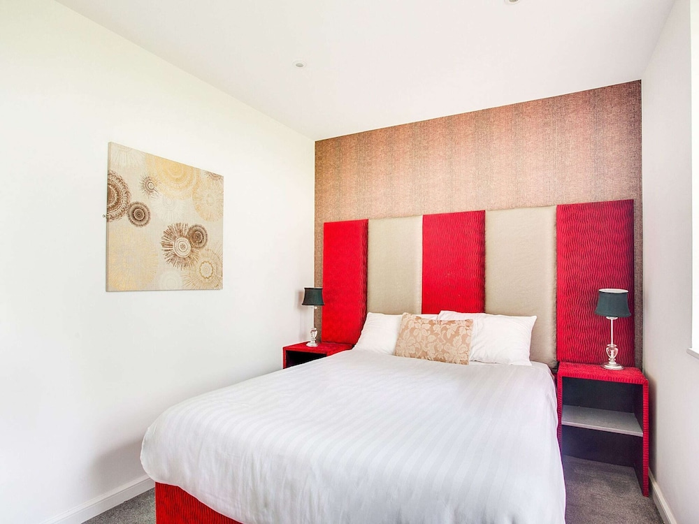 Elegant Apartment in Milton Keynes near Snozone view 5