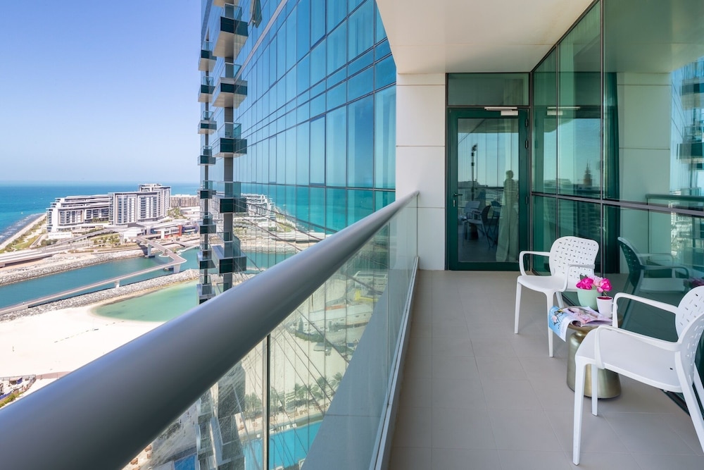 Blissfully Stunning 3BR With Direct Beach Access. Sea Views!