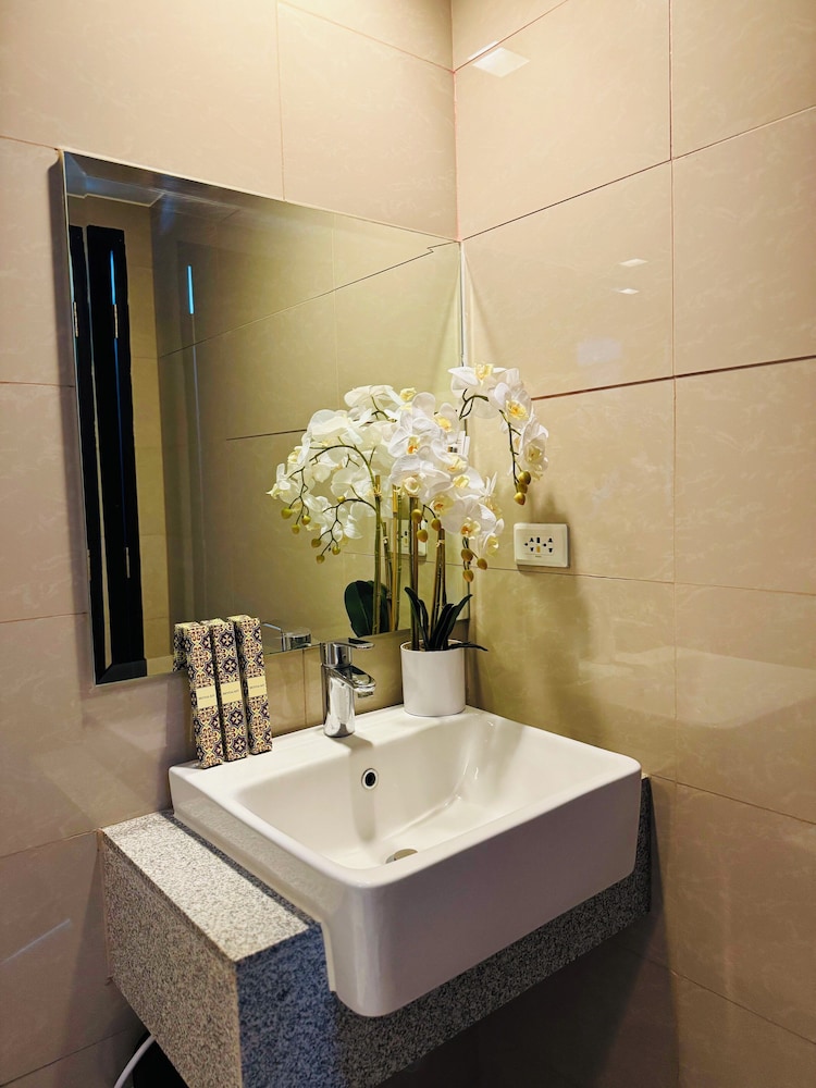 Luxury Staycation beside Okada