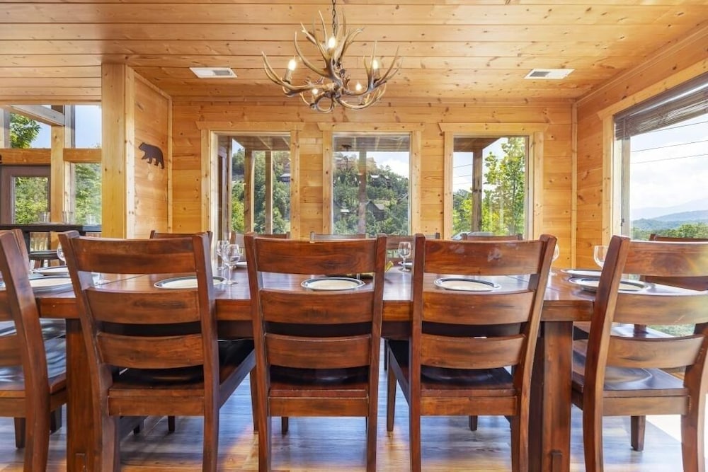 Valley View-tiful - 5 Bedrooms, 5 Baths, Sleeps 18 Home by RedAwning