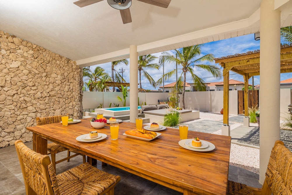 Newly Renovated Amazing Location Private Pool
