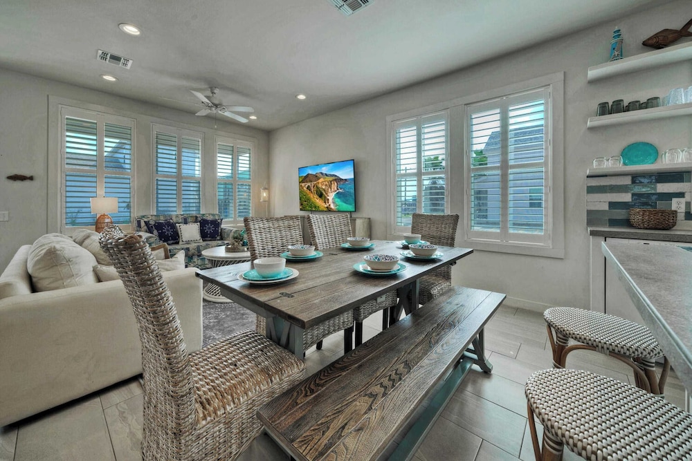 Sleeps 20 2 Homes in Mercer Village w/ Pool Heart of Old Town, Walkable