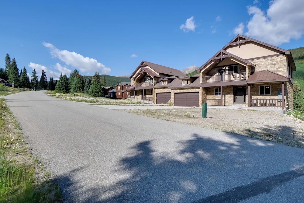 Hot Tub, Pool Table & Fireplaces: Blue River Gem