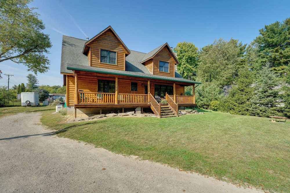 1 Mi to Public Beach: Port Austin Cabin w/ Hot Tub