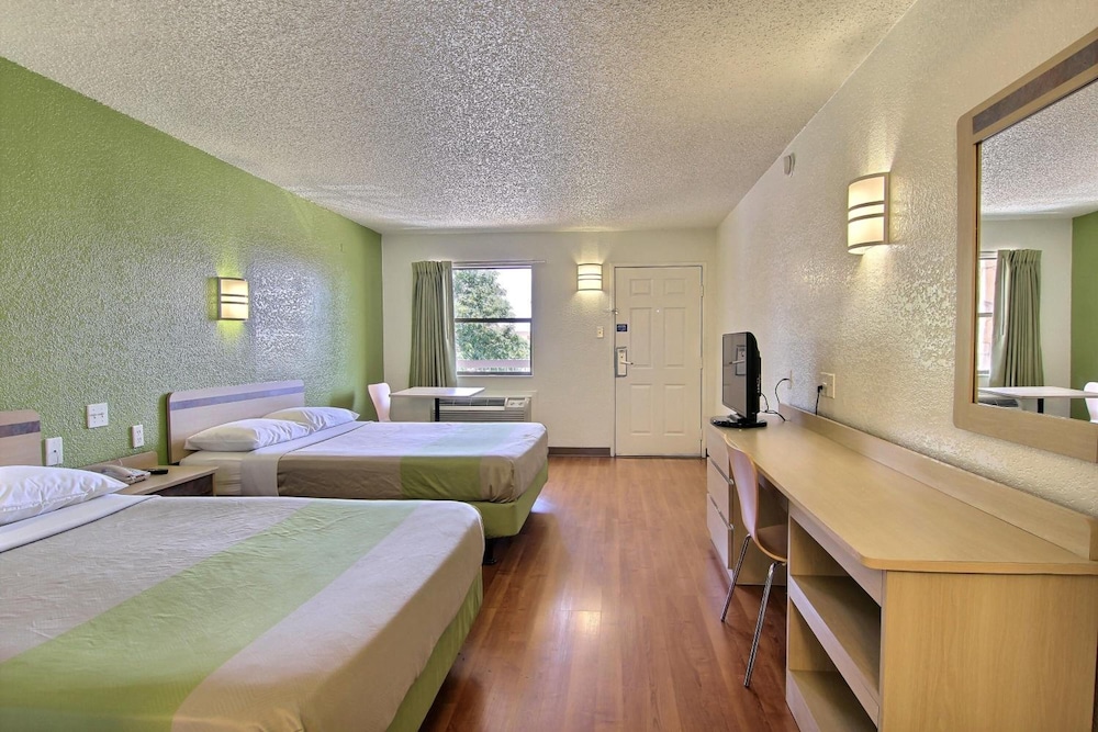 Motel 6 Austin, TX - Central Downtown UT
